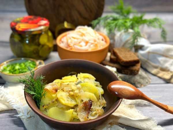 Картошка с салом и луком в духовке (в горшочке)