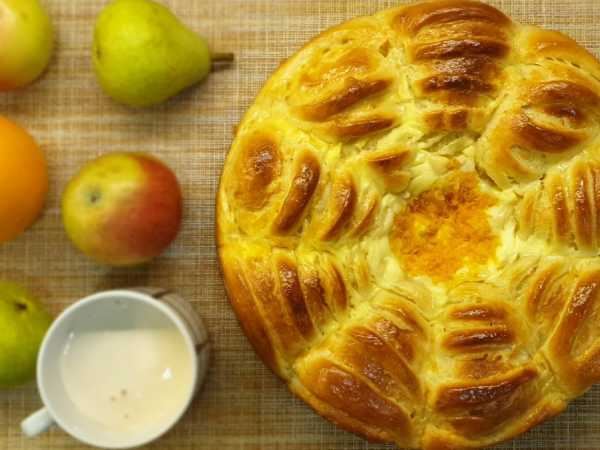 Пирог с яблоками и брусникой из дрожжевого теста