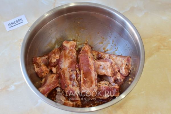 Свиные ребрышки на сковороде с соевым соусом