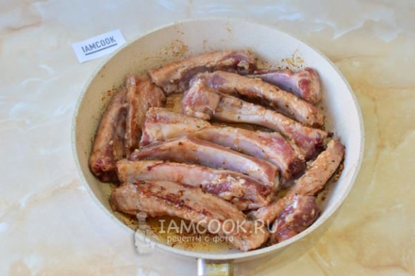 Свиные ребрышки на сковороде с соевым соусом