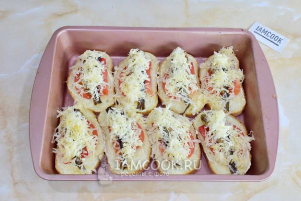 Горячие бутерброды со шпротами, помидорами и сыром в духовке