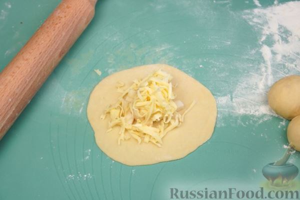 Дрожжевые пирожки с грушами, сыром, орехами и паприкой (в духовке)