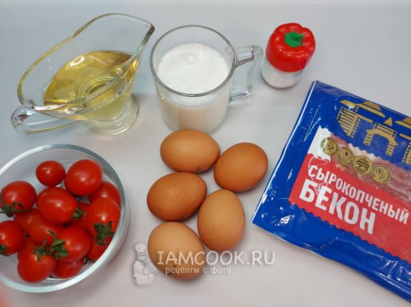Омлет с помидорами и беконом на сковороде