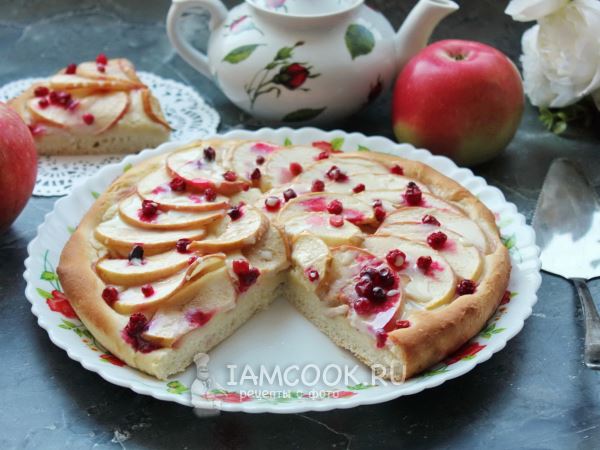 Пирог с яблоками и брусникой из дрожжевого теста