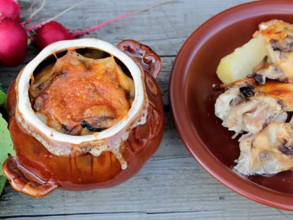 Картошка с салом и луком в духовке (в горшочке)